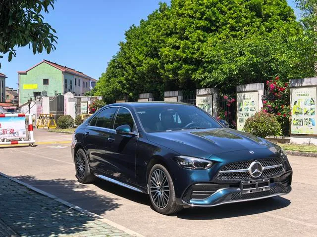 Mercedes-Benz C-Class 2025 C 260 L Versión deportiva exterior foto 3 Mercedes-Benz C-Class 2025 C 260 L Versión deportiva exterior foto 3