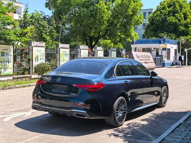 Mercedes-Benz C-Class 2025 C 260 L Versión deportiva exterior foto 4 Mercedes-Benz C-Class 2025 C 260 L Versión deportiva exterior foto 4