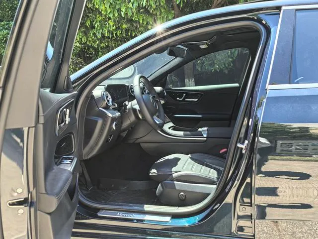 Mercedes-Benz C-Class 2025 C 260 L Versión deportiva interior foto 9 Mercedes-Benz C-Class 2025 C 260 L Versión deportiva interior foto 9