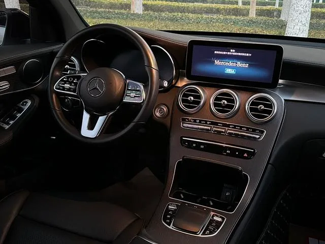 Mercedes-Benz GLC Coupe 2023 GLC 300 4MATIC coupe SUV interior photo 8