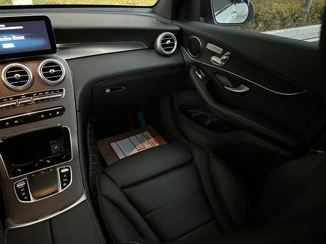 Mercedes-Benz GLC Coupe 2023 GLC 300 4MATIC coupe SUV interior photo 9
