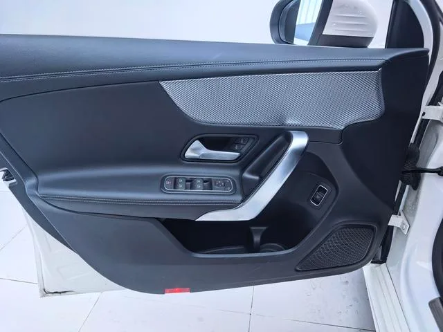 Mercedes-Benz A-Class 2022 A 180 L Voiture de sport intérieur photo 10 Mercedes-Benz A-Class 2022 A 180 L Voiture de sport intérieur photo 10