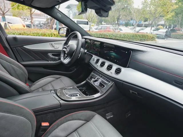 Mercedes-Benz Mercedes-AMG E-Class 2022 AMG E 53 4MATIC intérieur photo 9 Mercedes-Benz Mercedes-AMG E-Class 2022 AMG E 53 4MATIC intérieur photo 9