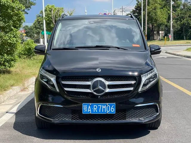 Mercedes-Benz V-Class 2021 V 260 Versión de lujo exterior foto 2 Mercedes-Benz V-Class 2021 V 260 Versión de lujo exterior foto 2
