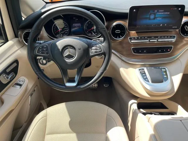 Mercedes-Benz V-Class 2021 V 260 Versión de lujo interior foto 12 Mercedes-Benz V-Class 2021 V 260 Versión de lujo interior foto 12
