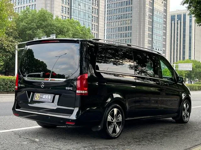 Mercedes-Benz V-Class 2022 V 260 L Long Wheelbase Premium Edition interior photo 13 Mercedes-Benz V-Class 2022 V 260 L Long Wheelbase Premium Edition interior photo 13