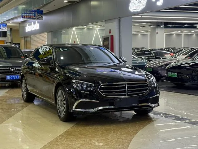 Mercedes-Benz E-Class 2023 E 300 L Estilo de moda Coche exterior foto 3 Mercedes-Benz E-Class 2023 E 300 L Estilo de moda Coche exterior foto 3