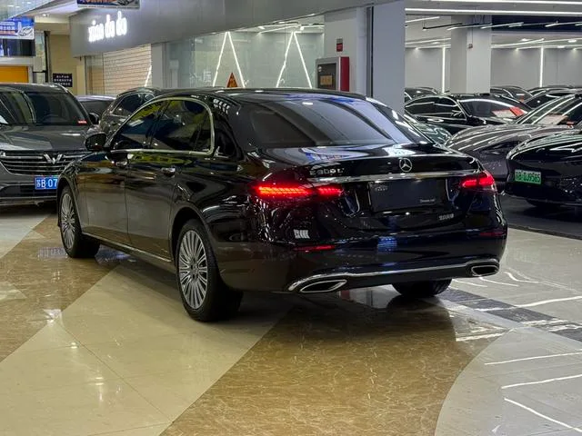 Mercedes-Benz E-Class 2023 E 300 L Estilo de moda Coche exterior foto 5 Mercedes-Benz E-Class 2023 E 300 L Estilo de moda Coche exterior foto 5