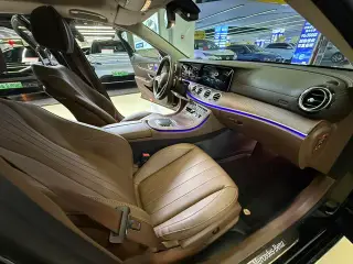 Mercedes-Benz E-Class 2023 E 300 L Estilo de moda Coche interior foto 9 Mercedes-Benz E-Class 2023 E 300 L Estilo de moda Coche interior foto 9