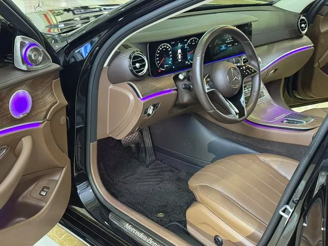 Mercedes-Benz E-Class 2023 E 300 L Estilo de moda Coche interior foto 11 Mercedes-Benz E-Class 2023 E 300 L Estilo de moda Coche interior foto 11