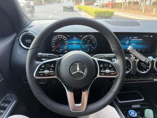 Mercedes-Benz GLA 2023 GLA 200 interior photo 18 Mercedes-Benz GLA 2023 GLA 200 interior photo 18