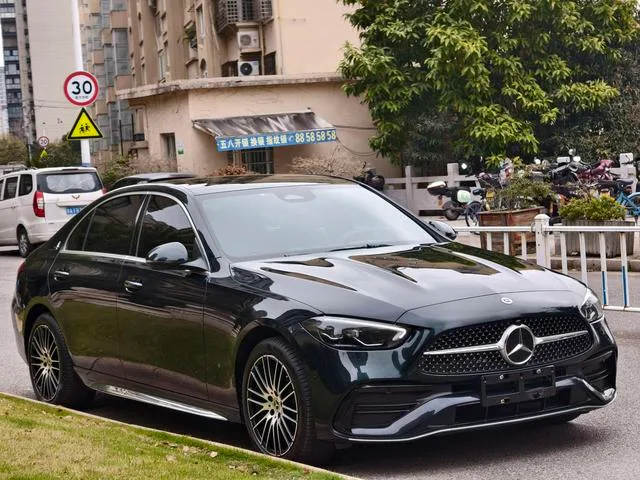 Mercedes-Benz C-Class 2024 C 260 L Versión deportiva exterior foto 3