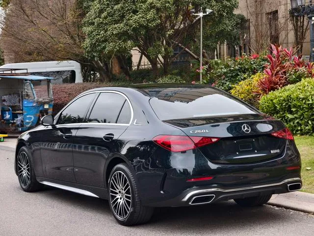 Mercedes-Benz C-Class 2024 C 260 L Versión deportiva exterior foto 5