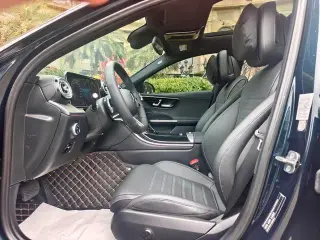 Mercedes-Benz C-Class 2024 C 260 L Versión deportiva interior foto 9