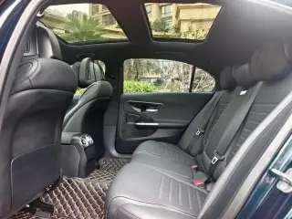 Mercedes-Benz C-Class 2024 C 260 L Versión deportiva interior foto 10