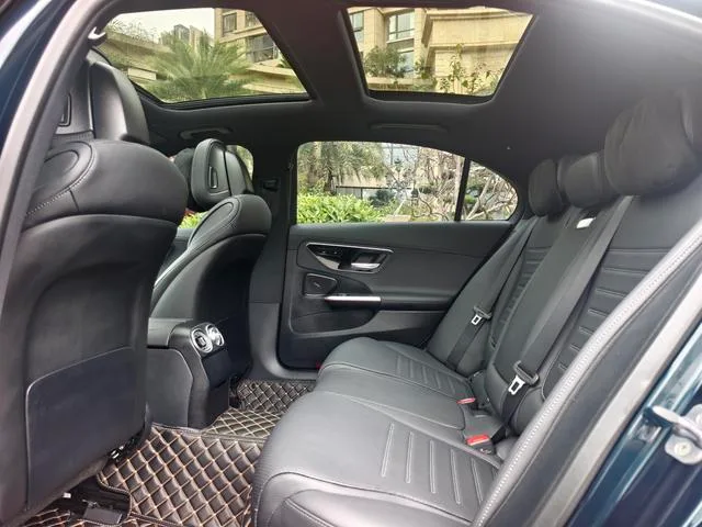 Mercedes-Benz C-Class 2024 C 260 L Versión deportiva interior foto 10