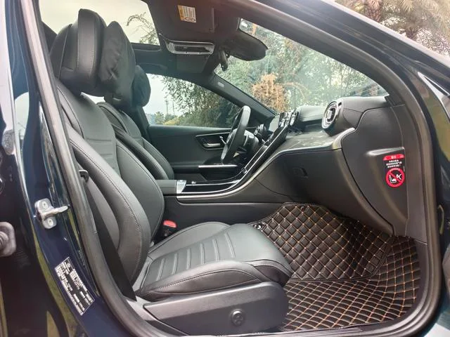 Mercedes-Benz C-Class 2024 C 260 L Versión deportiva interior foto 11
