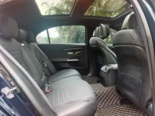 Mercedes-Benz C-Class 2024 C 260 L Versión deportiva interior foto 12