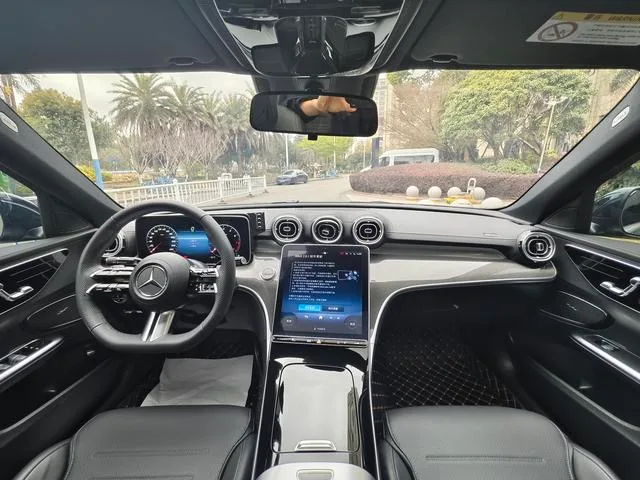 Mercedes-Benz C-Class 2024 C 260 L Versión deportiva interior foto 13