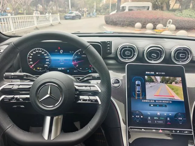Mercedes-Benz C-Class 2024 C 260 L Versión deportiva interior foto 14