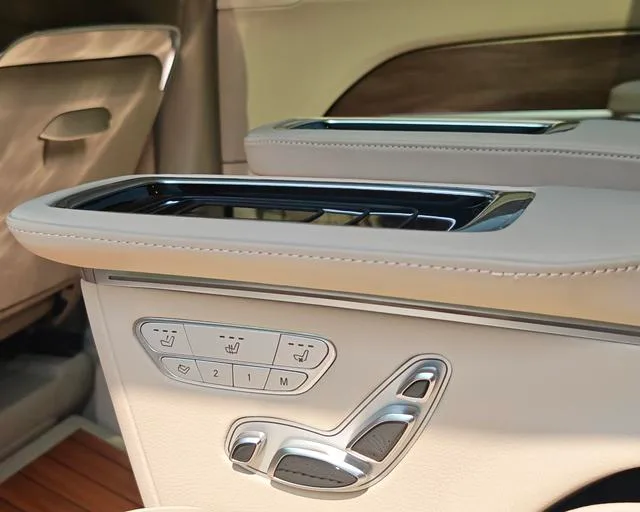 Mercedes-Benz V-Class 2022 V 260 L Versión premium de batalla larga interior foto 15 Mercedes-Benz V-Class 2022 V 260 L Versión premium de batalla larga interior foto 15