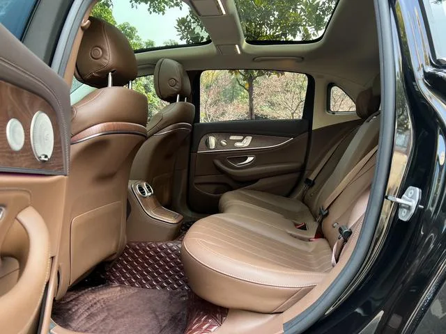 Mercedes-Benz E-Class 2023 E 300 L Luxury type Passenger car interior photo 11