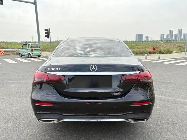 Mercedes-Benz E-Class 2023 Reforma E 300 L De lujo Coche exterior foto 4 Mercedes-Benz E-Class 2023 Reforma E 300 L De lujo Coche exterior foto 4