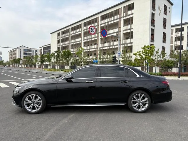 Mercedes-Benz E-Class 2023 Reforma E 300 L De lujo Coche exterior foto 5 Mercedes-Benz E-Class 2023 Reforma E 300 L De lujo Coche exterior foto 5