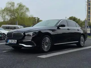 Mercedes-Benz E-Class 2022 Reforma E 300 L Estilo de moda Coche exterior foto 1 Mercedes-Benz E-Class 2022 Reforma E 300 L Estilo de moda Coche exterior foto 1