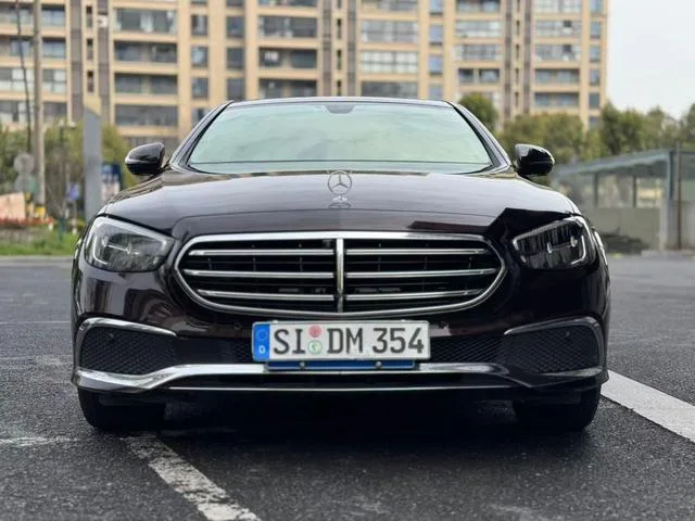 Mercedes-Benz E-Class 2022 Reforma E 300 L Estilo de moda Coche exterior foto 2 Mercedes-Benz E-Class 2022 Reforma E 300 L Estilo de moda Coche exterior foto 2