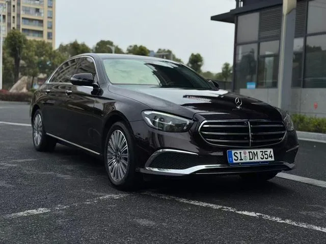 Mercedes-Benz E-Class 2022 Reforma E 300 L Estilo de moda Coche exterior foto 3 Mercedes-Benz E-Class 2022 Reforma E 300 L Estilo de moda Coche exterior foto 3