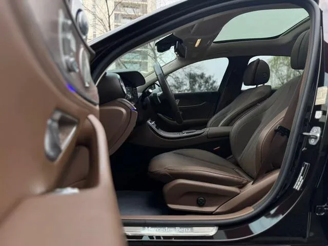Mercedes-Benz E-Class 2022 Reforma E 300 L Estilo de moda Coche exterior foto 4 Mercedes-Benz E-Class 2022 Reforma E 300 L Estilo de moda Coche exterior foto 4