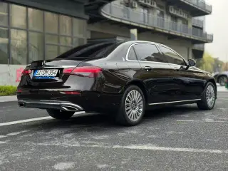Mercedes-Benz E-Class 2022 Reforma E 300 L Estilo de moda Coche interior foto 8 Mercedes-Benz E-Class 2022 Reforma E 300 L Estilo de moda Coche interior foto 8