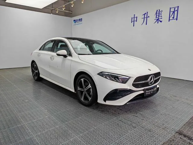Mercedes-Benz A-Class 2023 A 200 L Voiture de sport version mode extérieur photo 3 Mercedes-Benz A-Class 2023 A 200 L Voiture de sport version mode extérieur photo 3