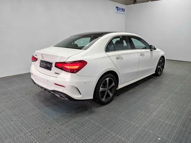 Mercedes-Benz A-Class 2023 A 200 L Voiture de sport version mode extérieur photo 4 Mercedes-Benz A-Class 2023 A 200 L Voiture de sport version mode extérieur photo 4