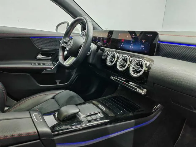 Mercedes-Benz A-Class 2023 A 200 L Voiture de sport version mode intérieur photo 15 Mercedes-Benz A-Class 2023 A 200 L Voiture de sport version mode intérieur photo 15