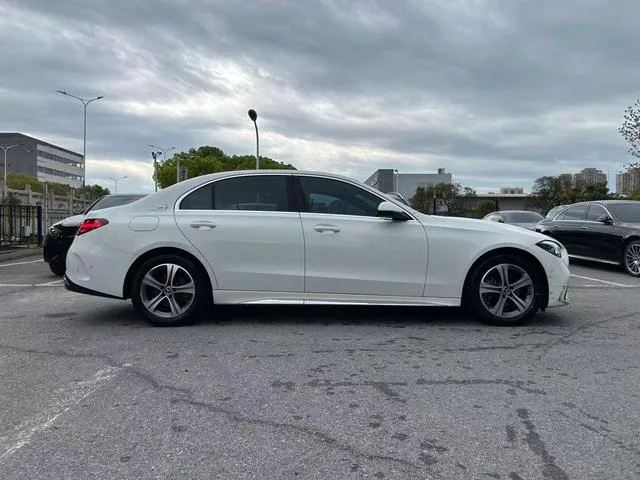 Mercedes-Benz C-Class 2022 C 200 L Versión deportiva exterior foto 4