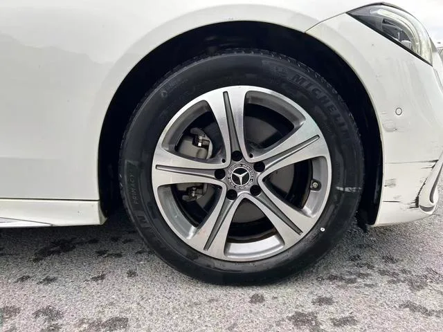 Mercedes-Benz C-Class 2022 C 200 L Versión deportiva exterior foto 5