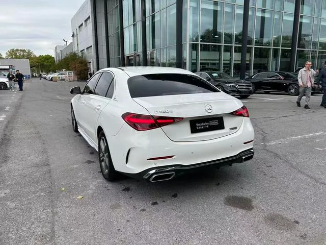 Mercedes-Benz C-Class 2022 C 200 L Versión deportiva exterior foto 7