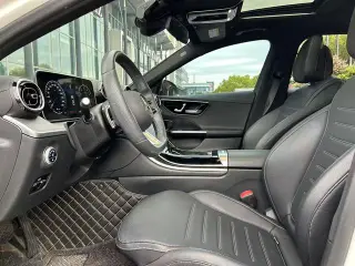 Mercedes-Benz C-Class 2022 C 200 L Versión deportiva interior foto 10