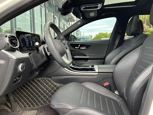 Mercedes-Benz C-Class 2022 C 200 L Versión deportiva interior foto 10