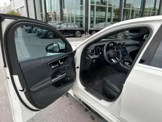 Mercedes-Benz C-Class 2022 C 200 L Versión deportiva interior foto 11