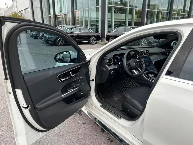 Mercedes-Benz C-Class 2022 C 200 L Versión deportiva interior foto 11