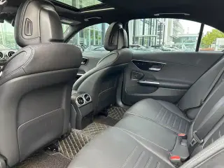 Mercedes-Benz C-Class 2022 C 200 L Versión deportiva interior foto 12