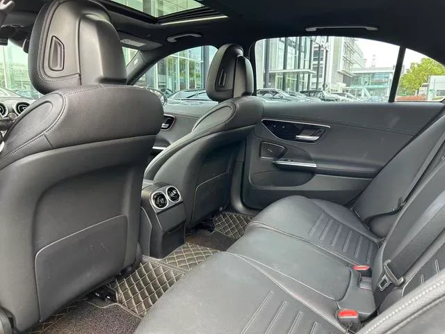 Mercedes-Benz C-Class 2022 C 200 L Versión deportiva interior foto 12
