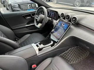 Mercedes-Benz C-Class 2022 C 200 L Versión deportiva interior foto 14