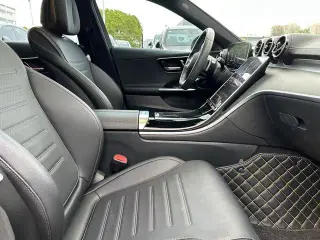 Mercedes-Benz C-Class 2022 C 200 L Versión deportiva interior foto 15