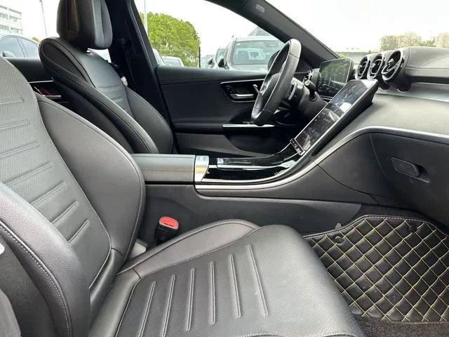 Mercedes-Benz C-Class 2022 C 200 L Versión deportiva interior foto 15