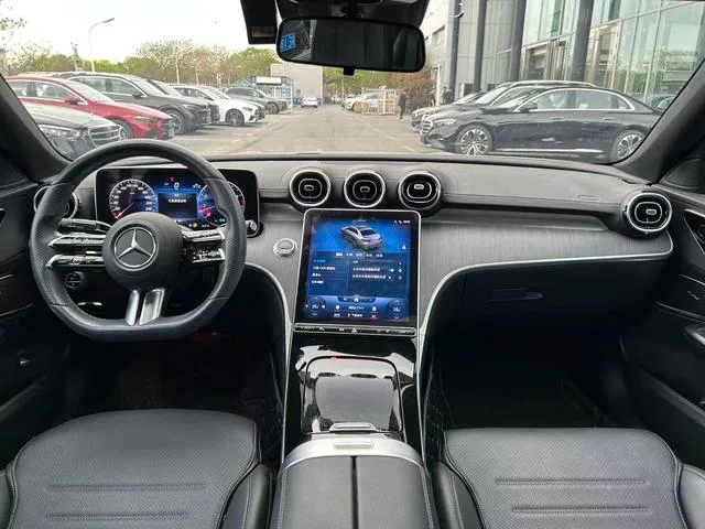 Mercedes-Benz C-Class 2022 C 200 L Versión deportiva interior foto 16