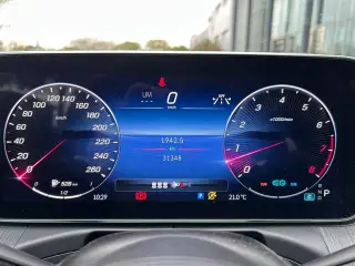 Mercedes-Benz C-Class 2022 C 200 L Versión deportiva interior foto 17